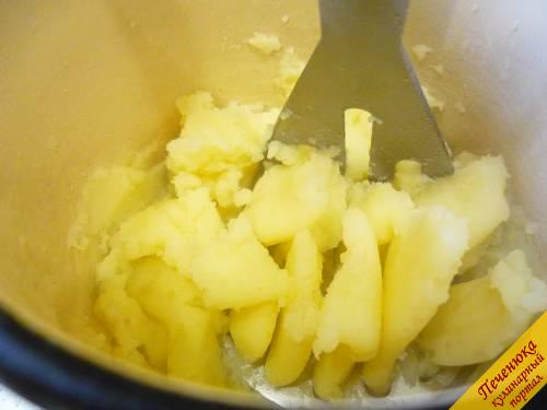 5) Вынимаем луковицу и картофель из супа, толкушкой давим в пюре. Добавляем в пюре пару ложек бульона из кастрюли, чтобы пюре стало более жидким. 