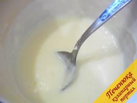 2) Готовим соус: молоко смешиваем с мукой, доводим до кипения. Солим. Даем соусу остыть. 