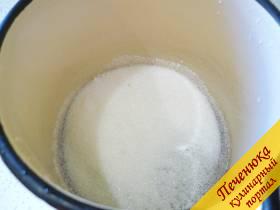 1) Засыпаем сахар в кастрюльку маленькую или эмалированную кружку. 