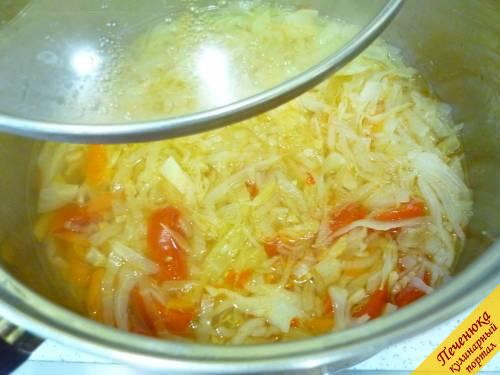 6) Варим на среднем огне под крышкой. Солим и перчим. Варится луковый суп для похудения до готовности овощей, в среднем это занимает не более 20 минут.
