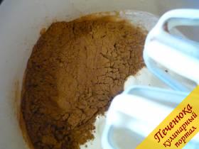 3) К взбитой с сахаром сметане всыпаем какао-порошок и аккуратно вводим его в сметанную смесь. Какао пылит, поэтому вмешивать его желательно вручную, то есть не включая миксер. 