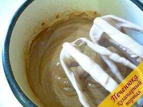 4) Взбиваем сметанную, уже потемневшую от какао, массу еще около минуты. 
