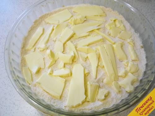 7) Последний слой в насыпном яблочном пироге - масляный. Масло сливочное можно натереть на терке или нарезать тонко. 