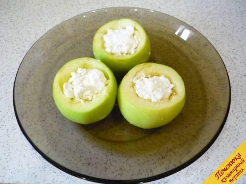 3) Берем творожок любой жирности и наполняем им яблочки. Можно в творог сахар или изюм добавить. У меня на этот раз яблочки сладкие были, потому в творожок сахара не всыпала. 