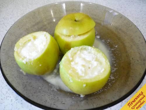 5) Печеное яблоко в микроволновке готово. Сверху присыпаем творожок корицей, подаем с вареньем, джемом или медом. Приятного аппетита!