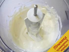 1) Замешиваем тесто, для этого вилкой или пластмассовой насадкой кухонного комбайна смешиваем сметану и масло сливочное. Масло не растапливается, достаточно нарезать его мелко. 