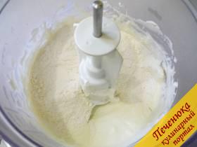 2) К однородной массе сметаны и масла добавляем муку и щепотку соли. Гасим соду уксусом и также добавляем в тесто. Можно соду заменить разрыхлителем (просеять с мукой). 