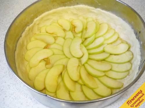 7) Яблоки нарезаем тонко дольками (семена и сердцевину вырезать) и раскладываем яблоки по тесту. 