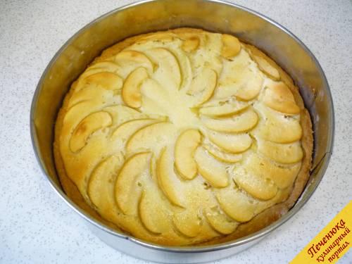 9) Ставим форму в духовку, выпекаем пирог яблочный Цветаевский 50 - 70 минут при температуре 180 градусов. 