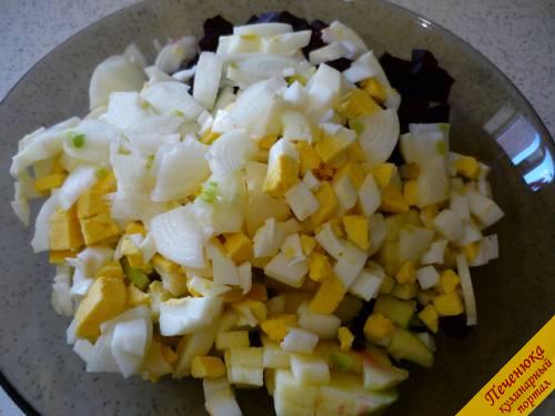 4) Репчатую луковичку чистим, нарезаем мелко и отправляем в салатник. Если лук очень горький, ошпарьте его кипятком. 