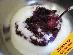 3) Пюре ягодное вновь пересыпаем в кастрюлю, добавляем сахар. Перемешиваем. 