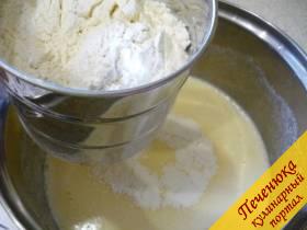 3) Муку смешиваем с разрыхлителем и просеиваем ее в тесто. Щепотку соли также добавляем. 