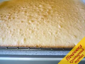 6) Печем корж бисквитный в течении 15 - 20 минут (при 200 °C). Готовый корж переносим на решетку. 