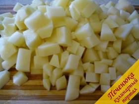 3) Нарезаем кубиками или соломкой (кто как привык) промытый, очищенный картофель. Отправляем картофель в бульон. 