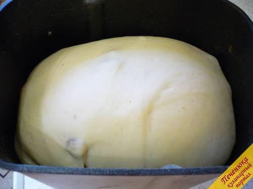 4) Замешиваем тесто для булочек в хлебопечке (2 ч 20 мин.) и получаем плотное не липнущее к рукам тесто. 