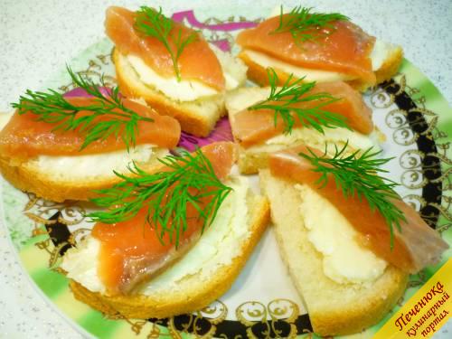 7) Я решила бутерброды с красной рыбой украсить веточками промытого свежего укропа. Укроп можно нарезать и посыпать бутерброд. Приятного аппетита! 