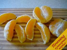1) Апельсины почистить от кожицы и белых волокнистых пленочек. Разделить их на дольки. 