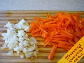 4) Нарезаем соломкой морковку и мелко лук. 