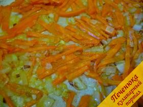 5) Обжариваем до золотистого лучок с морковкой. 