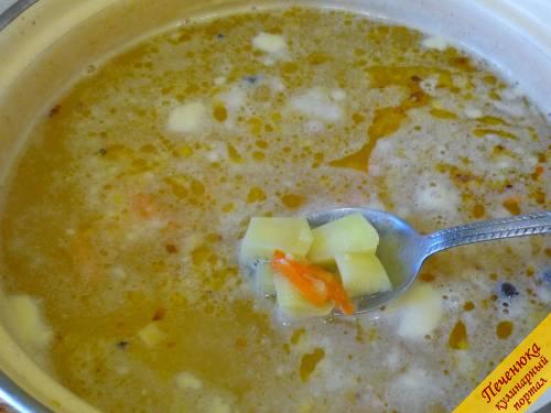 7) Пробуем на соль и добавляем ее, если нужно. Варим гороховый суп до готовности картошки. 