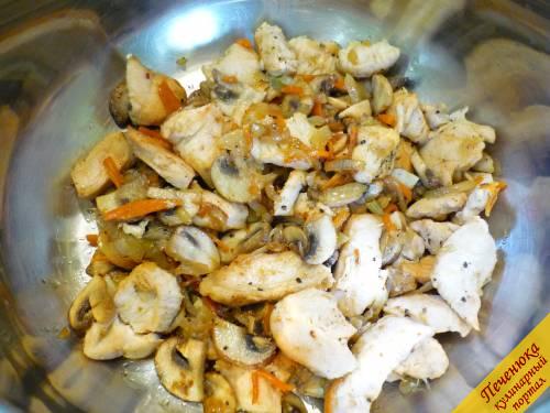 4) Практические готовые к употреблению мясо, грибочки и лук с морковкой перекладываем из сковородки в кастрюлю. 