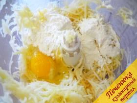 2) В тертую картошечку всыпаем муку и вбиваем яйцо. Добавляем соль. 