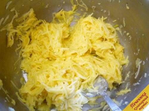 3) Перемешать все компоненты ложкой. Получается вязкое картофельное тесто. 