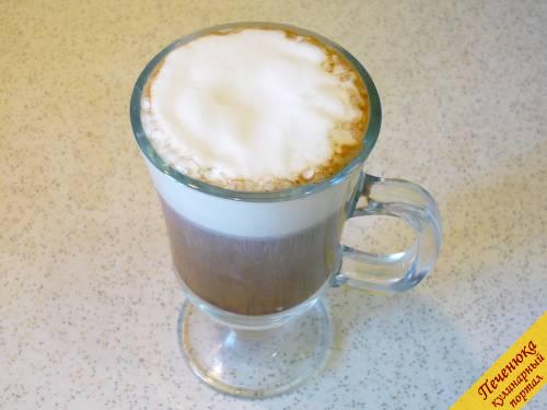 4) В высокий стеклянный бокал наливаем заваренный кофе (без гущи) и сверху чайной ложечкой накладываем пенку. Пенка не тонет в кофе. 