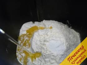 4) Вливаем подсолнечное масло. Я всегда замешиваю тесто на рафинированном масле (без запаха семечек). 