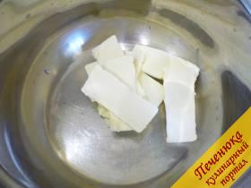 2) Масло сливочное нарезаем тонкими ломтиками и отправляем в кастрюлю. 