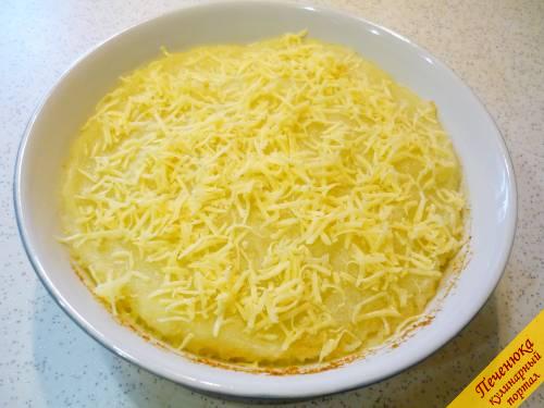 6) Запеканка из картофельного пюре выпекается полчаса при температуре 180 - 200 градусов. Горячая запеканка посыпается тертым сыром и подается к столу. 
