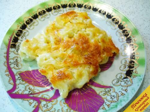 6) Когда запеканка из макарон с сыром будет готова, даем ей немного остыть, затем нарезаем (режется отлично) и раскладываем по тарелкам. 