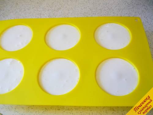 4) Разливаем по силиконовым формам и отправляем их в холодильник. Спустя два-три часа желе из сметаны застывает. 