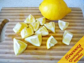 1) Лимоны нужно помыть с мочалкой, обдать кипятком, затем еще раз помыть. Крупно нарезаем их и все косточки извлекаем. 