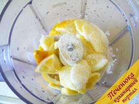 3) Имбирь и лимоны складываем в емкость блендера, засыпаем сахаром. Включаем процессор и измельчаем в пюре. Пробуйте на вкус, возможно, вам захочется добавить еще сахара или меда. Я подсыпала сахара, чтобы было слаще. 