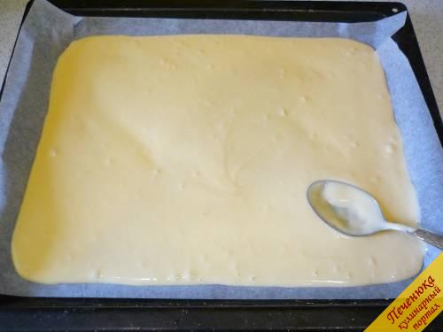 5) Противень обязательно устилаю пекарской бумагой, иначе бисквит прилипнет и его трудно будет снять с противня. Выливаю тесто и разравниваю. 