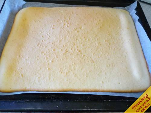 6) Как испечь бисквит? Я выпекаю бисквит в течении 15 (ориентируйтесь на 10-20 мин) минут, температура 200 градусов. Далее готовый бисквит снимаю с противня и, как только он остынет, снимаю бумагу пекарскую. 