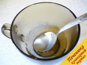 1) В маленькой кастрюльке смешиваю сахар и чистую (отфильтровать) воду. Довожу до кипения и на слабом кипении варю сироп около двух минут. Переливаю в чашку сироп и даю ему остыть. 