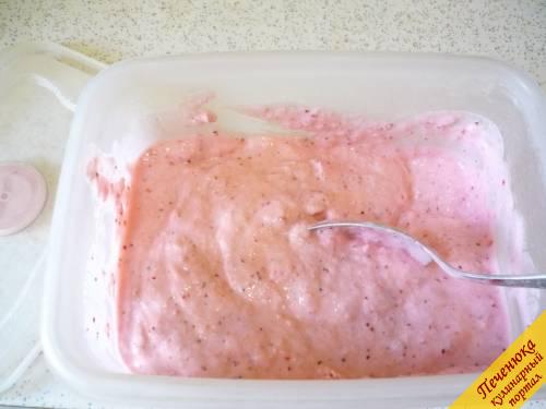 8) Как в домашних условиях сделать мороженое правильной консистенции? Нужно каждый час-два замерзающее мороженое перемешивать столовой ложкой. Перемешивать нужно для того, чтобы масса промерзала равномерно. 