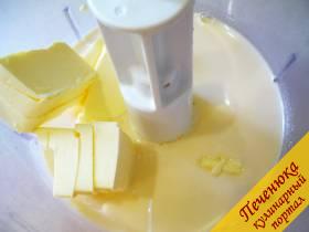 2) Холодное масло мелко пластинками нарезаем и добавляем к взбитым яйцам. Смешиваем до однородного состояния. 