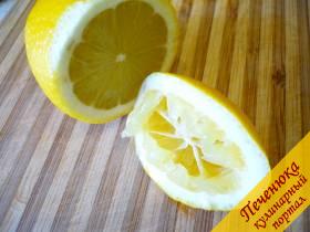 3) Выдавливаем сок половинки лимона в сметану, не прекращая взбивать ее. 