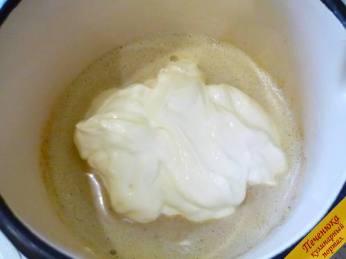4) Переливаем молоко с фисташковой крошкой в удобную посуду, добавляем сливки холодные и сахар. Взбиваем миксером до тех пор, пока масса не увеличиться в три раза. 