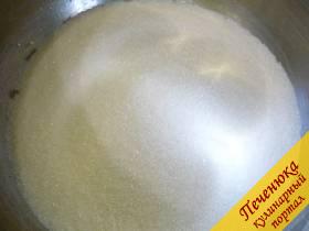 1) Как приготовить карамель? Насыпаем сахар в кастрюлю, сразу всю норму. 