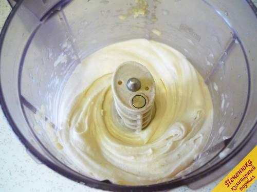 4) Если масса однородной не получается, а берется миниатюрными комочками, добавьте ложку йогурта или молока, кефира. Взбивайте до тех пор, пока не получится вот такое гладкое банановое мороженое. 