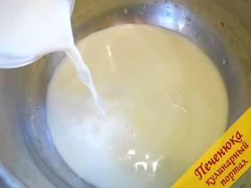 2) Вливаем свежее коровье молоко. Лучше взять жирное, тогда мороженое вкуснее будет. Если вы за фигурой следите, но не хотите от мороженого отказываться, используйте обезжиренное молоко. 