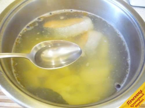6) Когда картошка сварена (легко прокалывается кончиком ножа), добавляем соль по вкусу и ложку водки (обязательно, она придает ухе интересный вкус). 