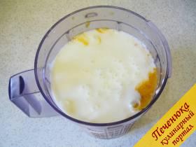 4) Добавляем в сладкое пюре йогурт. Продолжаем взбивать до однородной массы. Корректируем количество сахара (его можно медом заменить). 