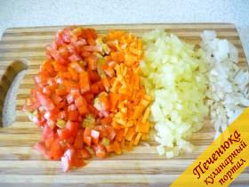 3) Моем морковку, перец болгарский, лук чистим. Нарезаем все овощи очень мелко и в той же сковородке обжариваем в течение трех минут на среднем огне. Добавляем нарезанные мелко томаты, жарим еще две минуты. Солим и выключаем огонь. 