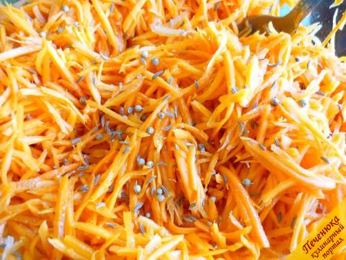6) Последний штрих: посыпаем морковку семенами кориандра и тмина. Если не любите эти специи, не добавляйте. Перемешиваем тщательно, накрываем емкость крышкой или пленкой и ставим настаиваться в холодильник. Теперь Вы знаете, как приготовить морковь по-корейски. Через час после отправки в холодильник ее уже можно пробовать. 