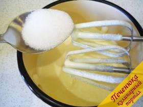 3) Всыпаем сахарный песок или сахарную пудру по вкусу. Всыпаем небольшими порциями, не выключая миксер. 